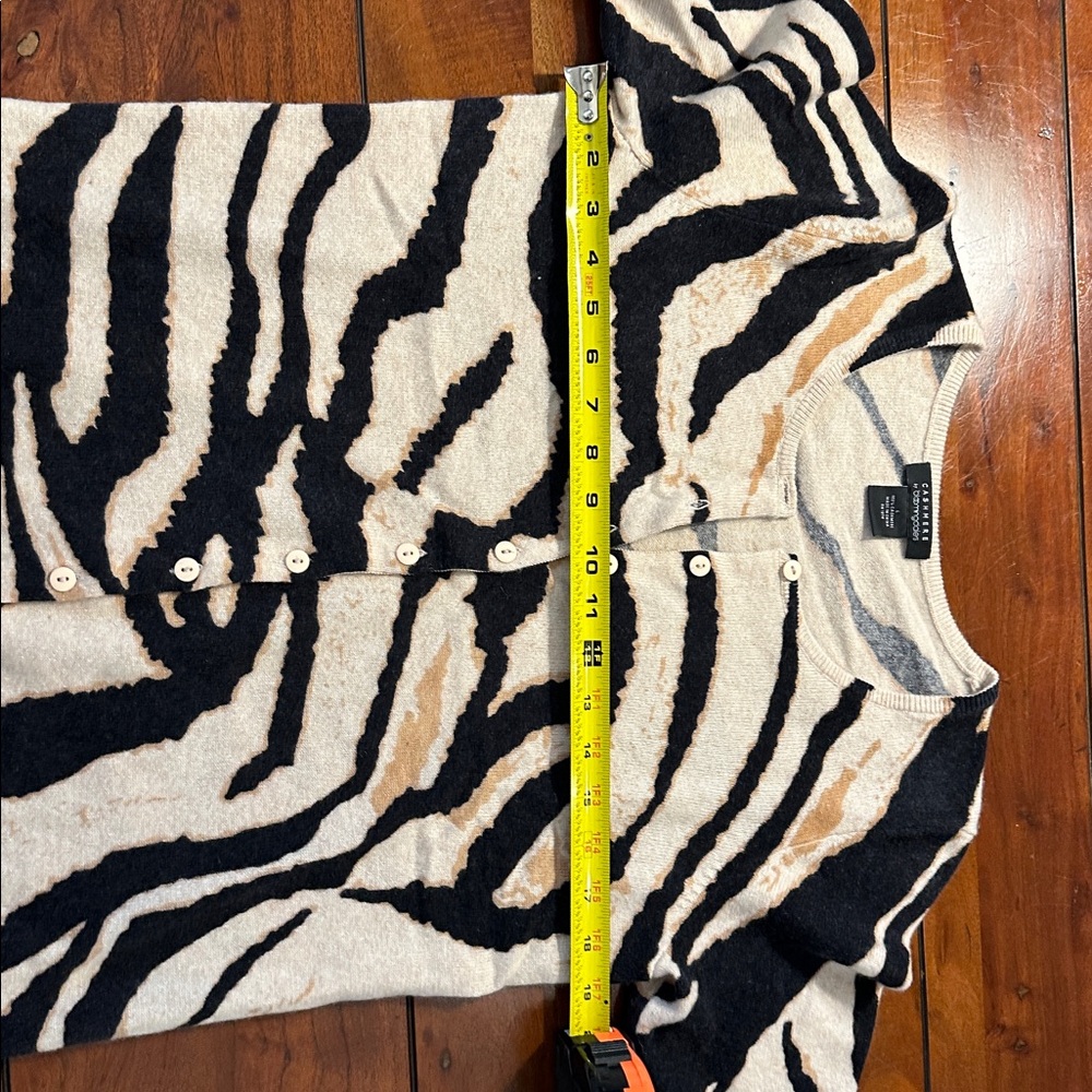 Bloomingdale's Zebra Print cashmere Cardigan - Black and Cream nwot 2-25-05 - Picture 3 of 5